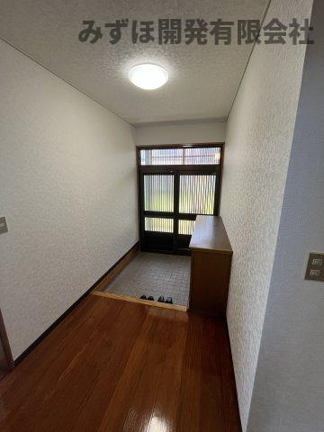 村山市大字大久保甲51番地の玄関|☆リフォーム済☆天壁クロス貼替済みです。照明器具も交換しキレイな内装です。