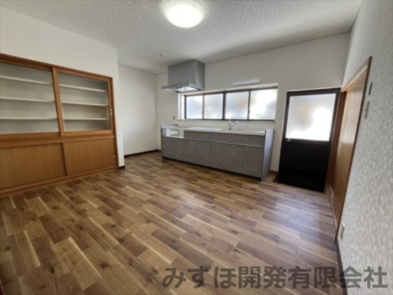 村山市大字大久保甲51番地のキッチン|キッチンは2.55ｍの大きなキッチンにリフォーム済みです。天壁クロス・床のＣＦも貼替済みです。