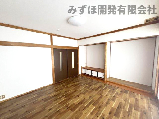 村山市大字大久保甲51番地の居間・リビング|天壁クロス・床クッションフロアを貼替済みで、照明器具も交換しています。