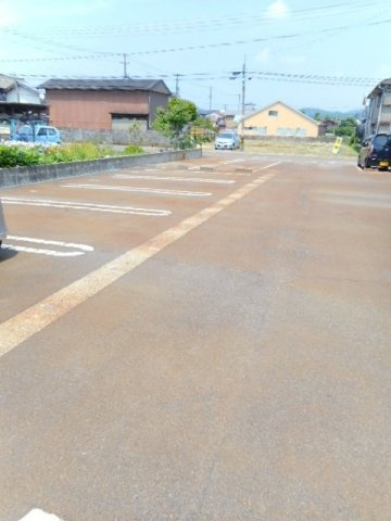 リュミエール学校町の駐車場|車をお持ちの方に嬉しい駐車場付きの物件です