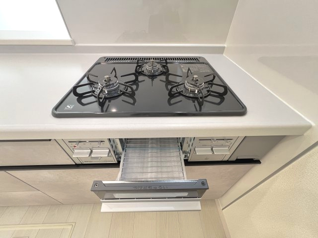 碧南第63相生町　全4棟　1号棟のキッチン|三口コンロとグリル付きのお掃除がしやすいシステムキッチン