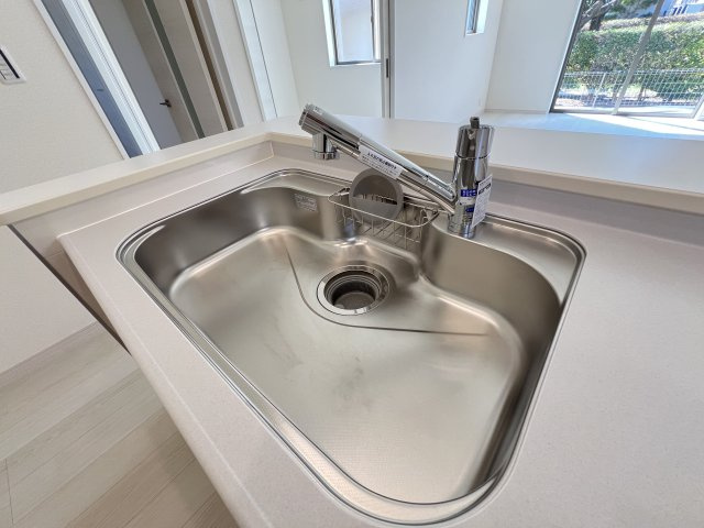 碧南第63相生町　全4棟　1号棟のキッチン|浄水器一体型水栓付きの対面式システムキッチン。