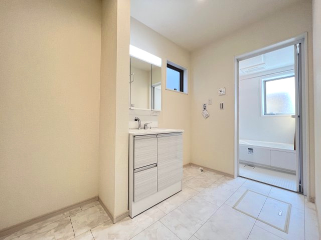 碧南第63相生町　全4棟　1号棟の洗面所|独立洗面台左側に収納スペースがあり、タオルや肌着類などの置き場にもぴったり。
