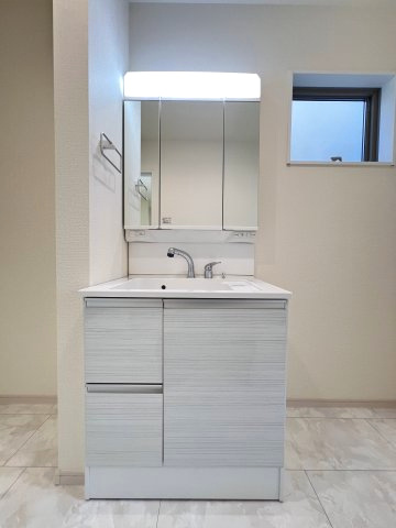 碧南第63相生町　全4棟　1号棟の独立洗面台|ワイドな鏡を備えた洗面化粧台