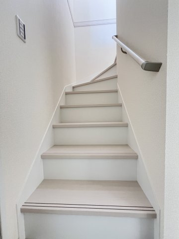 碧南第63相生町　全4棟　1号棟の内装|階段