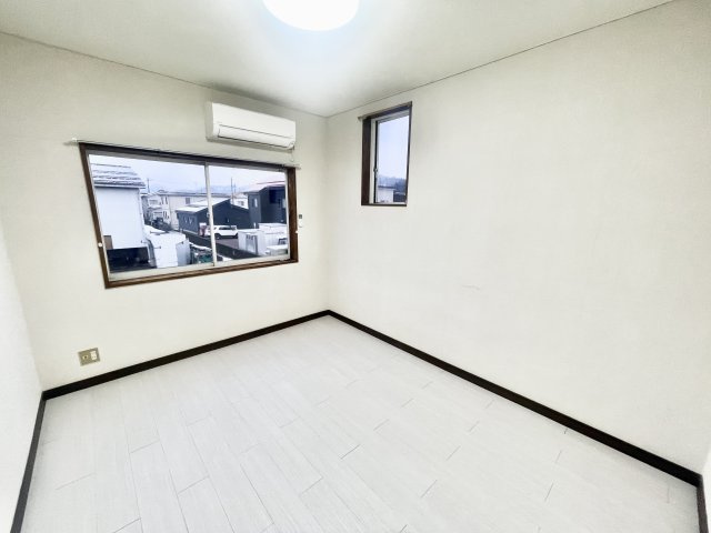 モンパレス新潟三条第6-1号館の居間・リビング|ゆったりとした居間です