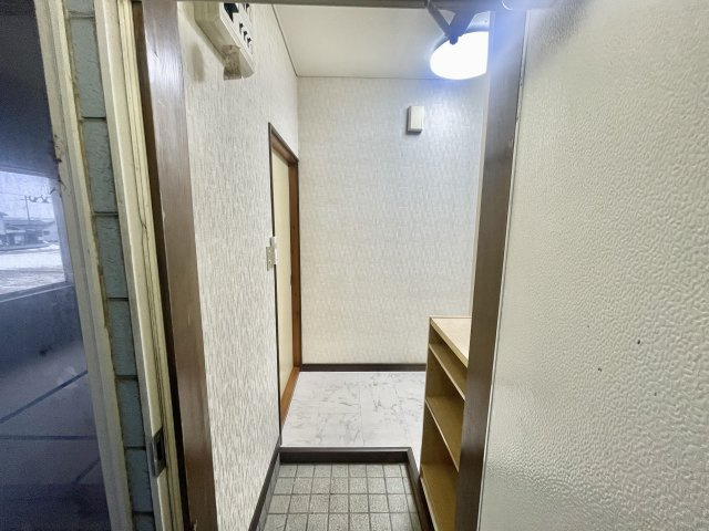 モンパレス新潟三条第6-1号館の玄関|明るい玄関です