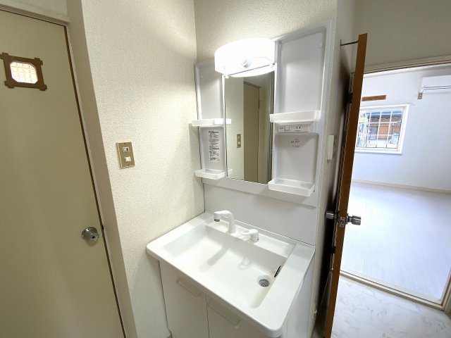 南風弐番館の独立洗面台|独立洗面台、小物を置くことができて便利です