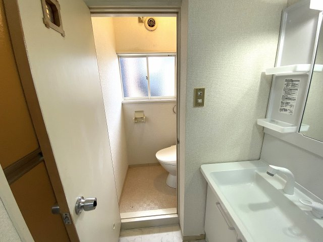 南風弐番館の洗面所|ゆったりとスペースのある洗面所