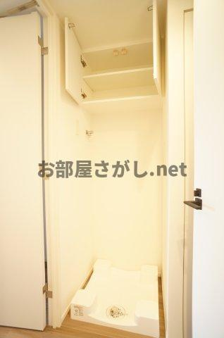 プライムメゾン錦糸町の設備|洗濯機置き場の上部に棚があり小物入れに便利です♪