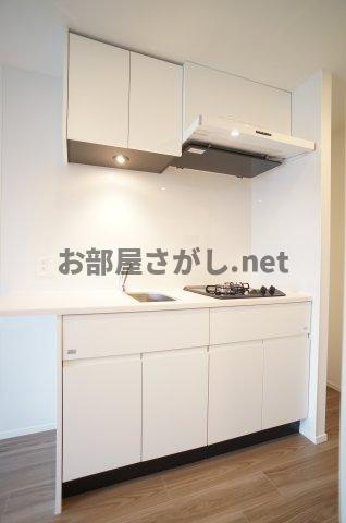 プライムメゾン錦糸町のキッチン|白を基調とした清潔感のあるキッチンは、上部にも棚収納があります。シンク脇のカウンター台も小物家電を置