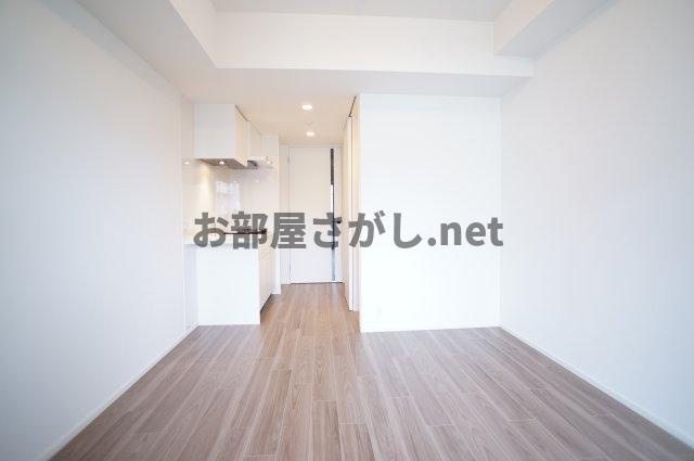 プライムメゾン錦糸町の居間・リビング|落ち着いた色合いの床と、白い建具とクロスは家具選びし易いです。