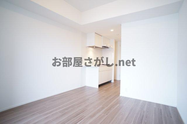 プライムメゾン錦糸町の居間・リビング|落ち着いた色合いの床と、白い建具とクロスは家具選びし易いです。