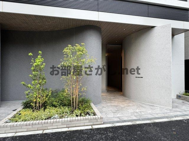 プライムメゾン錦糸町のエントランス|湾曲した導線は、隠れ家的で外部からの目線を遮ることが出来ます。