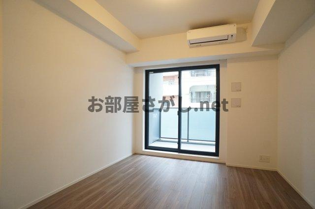 プライムメゾン錦糸町の居間・リビング|落ち着いた色合いの床と、白い建具とクロスは家具選びし易いです。