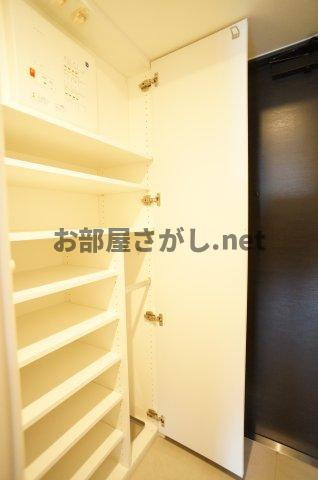 プライムメゾン錦糸町の玄関|大容量のシューズＢＯＸの中板は高さ調整ができます。傘立ても完備。
