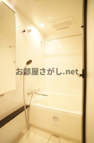 プライムメゾン錦糸町の浴室|サーモスタット水栓は温度調整が簡単♪ボトル棚板も便利です♪浴室乾燥機もついています。