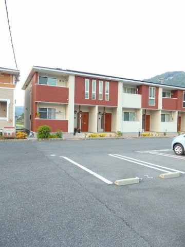 マイネ　ファミーリエ　Ⅱの駐車場|駐車場があるので、車を買う予定の方も安心です