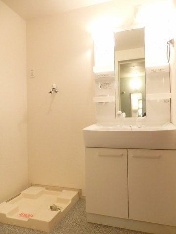 マイネ　ファミーリエ　Ⅱの洗面所|明るい洗面所です