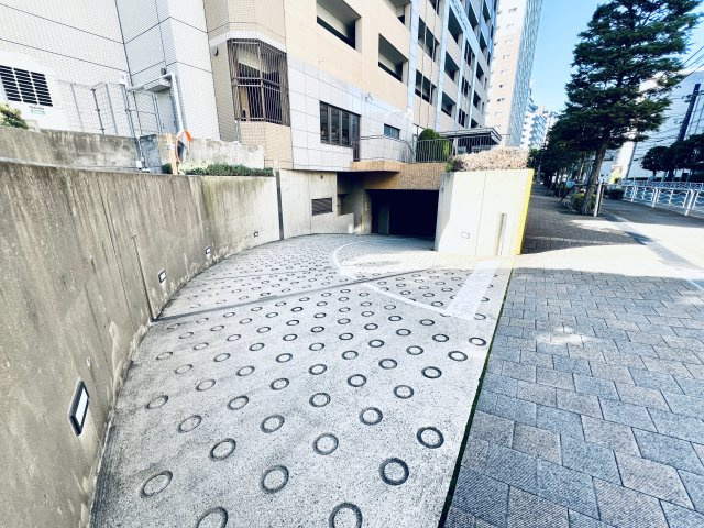 クレッセント東京ヴュータワーの駐車場|駐車場は地下１階