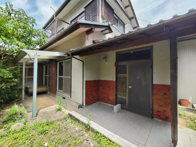 ６５４８６　岐阜市加野７丁目中古戸建ての玄関