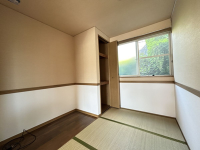 【和室】 | 三池コーポ | LDKの横には畳のお部屋で、子供の遊び場などに最適です！