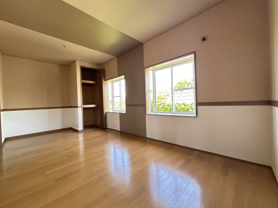 【洋室】 | 三池コーポ | 大きな窓が2ヶ所あり、太陽の光が差し込む、温かいお部屋です！