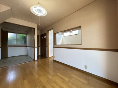 【居間・リビング】 | 三池コーポ | カウンターキッチンの為、毎日の家事が楽しくなりますね！