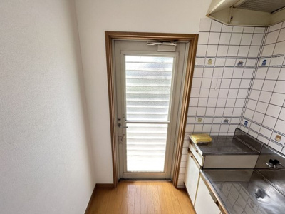 【キッチン】 | 三池コーポ | カウンターキッチンの横には勝手口付きで使い勝手が良いですね