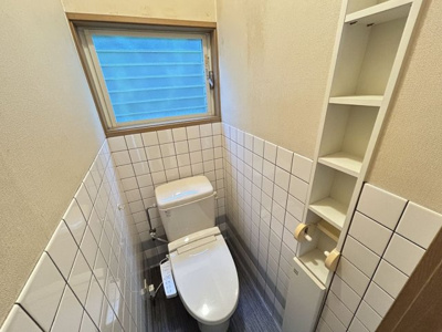 【トイレ】 | 三池コーポ | 温水洗浄便座付きです！収納棚があり、小物の収納に便利です！