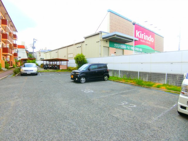 ユージィーコート巽の駐車場