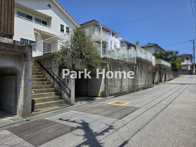 高知市瀬戸南町1丁目　中古戸建ての前面道路含む現地写真