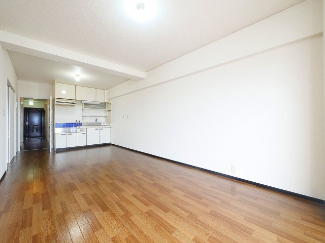 奈良パークハイツの居間・リビング|こちらのリビングで趣味の時間をお楽しみください