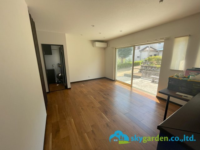 秦野市平沢　中古戸建の居間・リビング