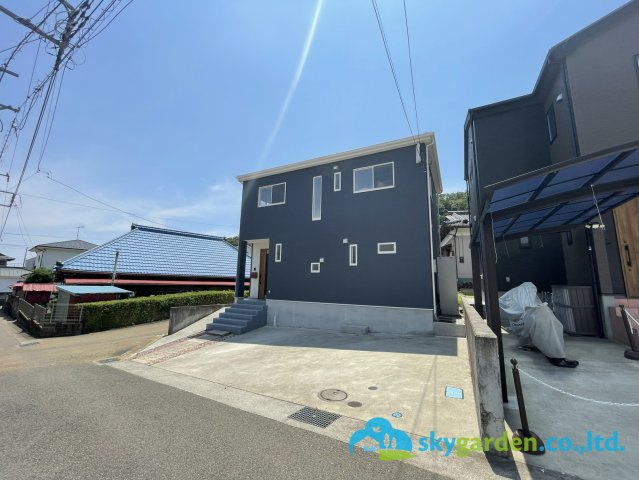 秦野市平沢　中古戸建の前面道路含む現地写真