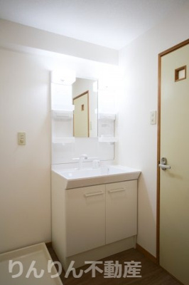 【独立洗面台】 | 第17柴田マンション | 独立洗面台、小物を置くことができて便利です