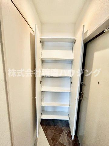 ラウレアコート吹田原町の収納|天井高シューズBOX