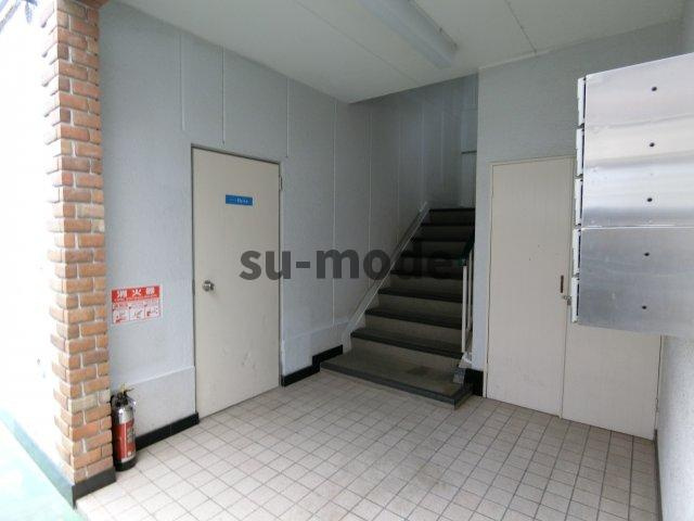 水尾グリーンハイツC棟のエントランス