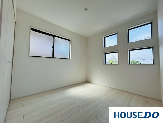 太田市龍舞町6期の洋室|北側に面している部屋ですが、窓がたくさんついているので部屋が暗くなりがちなのをカバーしてくれそうです◎