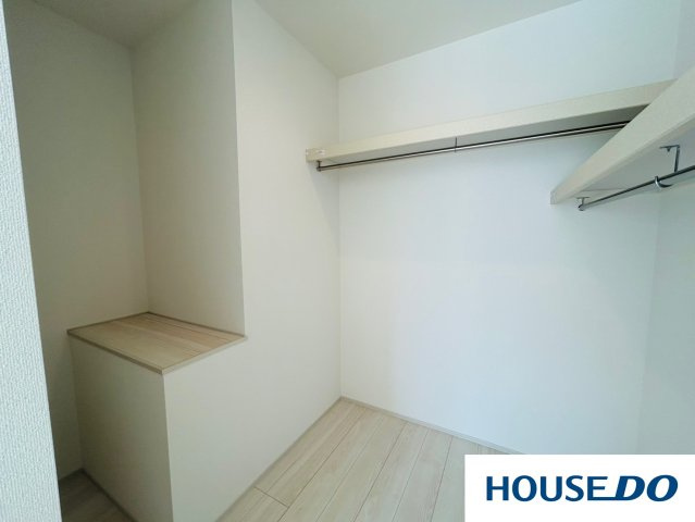 太田市龍舞町6期の収納|憧れのウォークインクローゼットです
たくさんの洋服を収納することができそうです