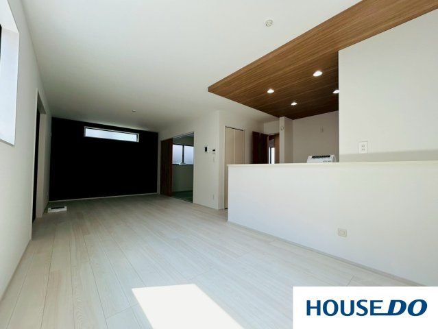 太田市龍舞町6期の居間・リビング|１８畳ある広々空間のリビングです