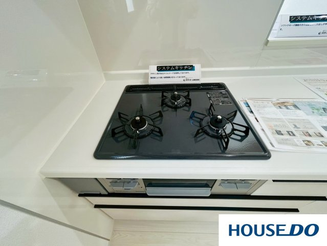 太田市龍舞町6期のキッチン|コンロが3つ付いているので料理効率がよさそうです◎