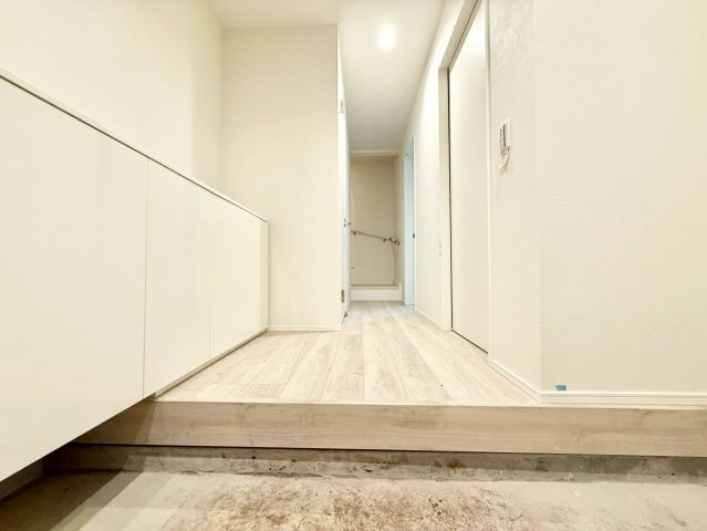 豊島区上池袋3丁目　新築戸建　残2棟の玄関|玄関横にはシューズボックスがついているため、片付いた玄関がキープできます！