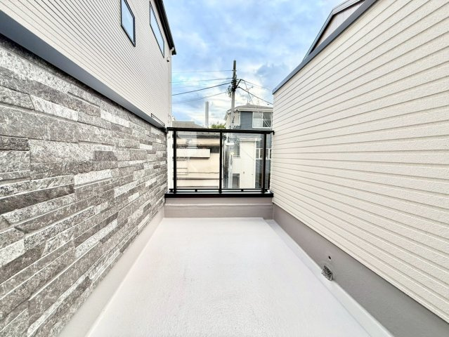 豊島区上池袋3丁目　新築戸建　残2棟のバルコニー|朝の澄んだ空気や、夕方の清々しい風を五感で感じられるバルコニー！