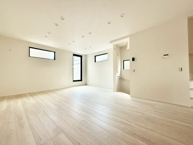 豊島区上池袋3丁目　新築戸建　残2棟の居間・リビング|18.3帖の広いリビングはご家族のだんらんはもちろん、お子様のリビング学習にもぴったり。