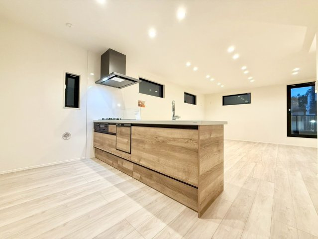 豊島区上池袋3丁目　新築戸建　残2棟のキッチン|対面式キッチンのため、リビング学習をするお子様の様子も見ることができます。