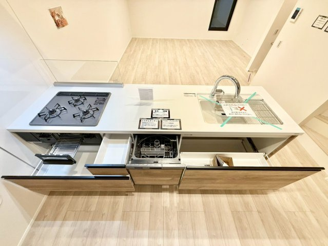 豊島区上池袋3丁目　新築戸建　残2棟のキッチン|ビルトインタイプの食洗機付き！家事の時間と、手洗いに比べて使用水量も軽減します！