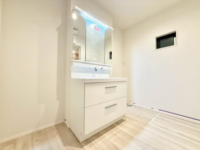 豊島区上池袋3丁目　新築戸建　残2棟の独立洗面台|清潔感のあるプライベート空間は、身だしなみチェックやお肌のお手入れに最適です。