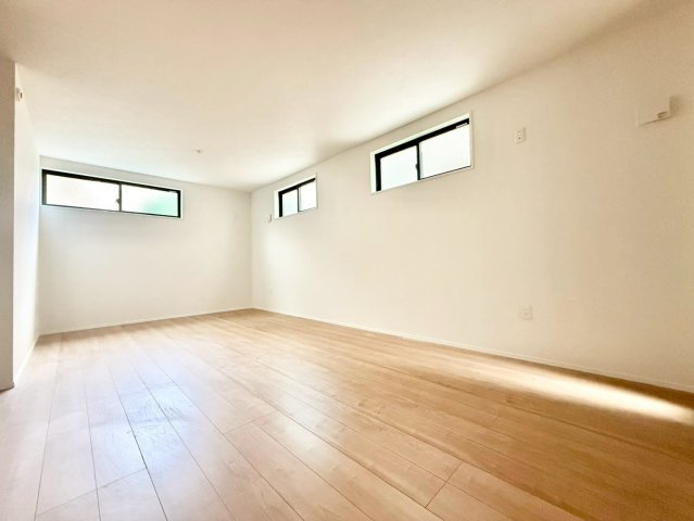豊島区上池袋3丁目　新築戸建　残2棟の洋室|高い位置に窓があるため、机やベッドなど家具のレイアウトがしやすいお部屋です。
