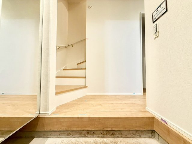 豊島区上池袋3丁目　新築戸建　残1棟の玄関|玄関横にはシューズボックスがついているため、片付いた玄関がキープできます！